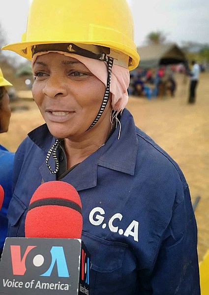 File:Interview lors de la réhabilitation de la piste Lombolo-Loulombo, au Congo-Brazzaville, le 4 août 2019.jpg