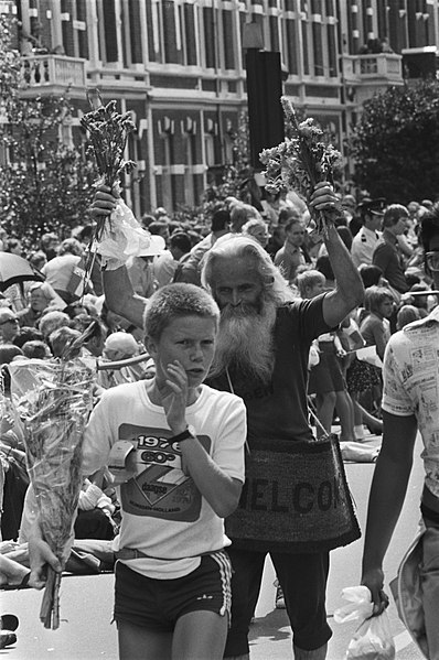 File:Intocht Vierdaagse van Nijmegen , intocht deelnemers, Bestanddeelnr 928-7074.jpg