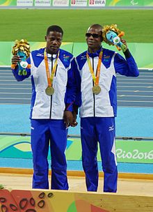 El atleta namibio Ananias Shikongo y su guía corredor Even Tjiviju en la ceremonia de premiación de los Juegos Paralímpicos Río de Janeiro 2016
