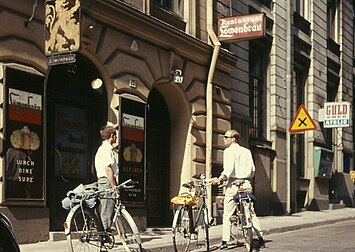 Jakobsgatan förändrades starkt under Norrmalmsregleringen. "Restaurant Löwenbräu" vid Jakobsgatan 20 år 1963 och samma ställe 2007, numera finns här regeringens departementshus, vy mot nordost. Bilden från 1963 är tagen med Agfacolor CT 18, den från 2007 med en digitalkamera med 5 megapixel optisk upplösning.