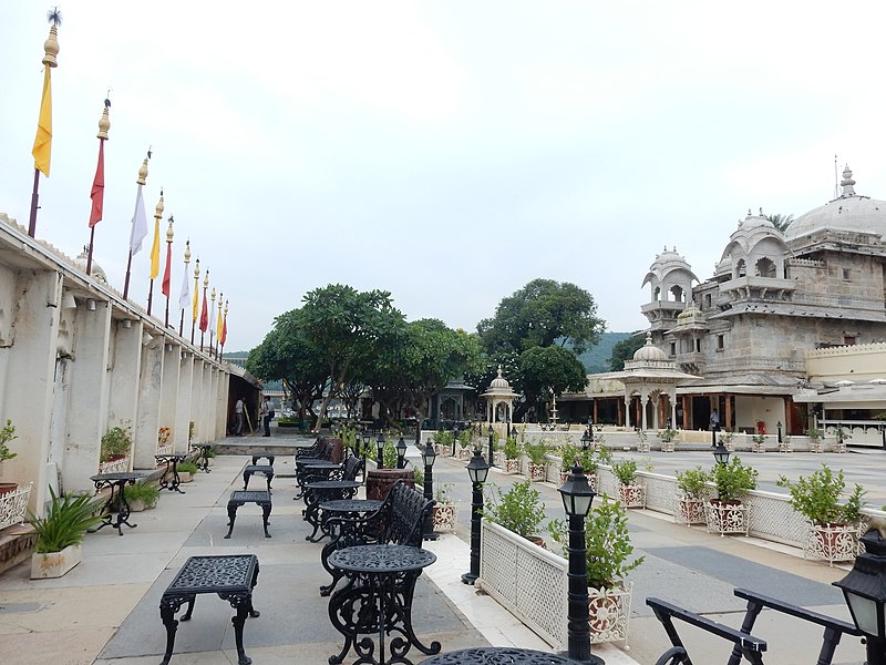 File:Jagmandir Complex, Lake pichola, Udaipur.jpg