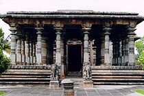 Mantapa obert al temple jainista, a Halebidu.