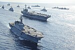 「ひゅうが(DDH-181)」（手前）と「ジョージ・ワシントン(CVN-73)」（奥)