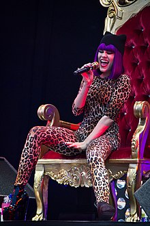 Jessie J während eines Auftrittes (2011)