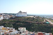 English: church "Ermita Ntra. Sra. de los Remedios" in "Jardin de los Remedios", view from "Alcazaba-Fortaleza" Deutsch: Kirche "Ermita Ntra. Sra. de los Remedios" im "Jardin de los Remedios", Blick von der "Alcazaba-Fortaleza"