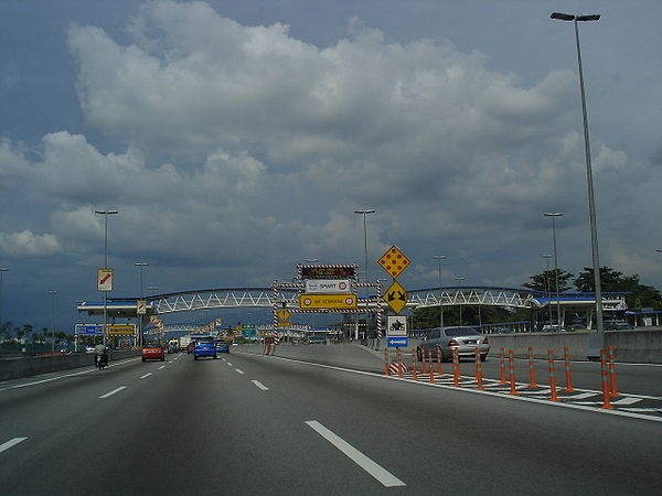 The north bound entrance of SMART Tunnel on the Kuala Lumpur–Seremban Expressway.