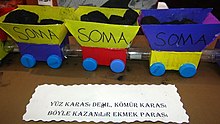 kecil warna-warni model truk yang berisi batubara dengan "Soma" tertulis di samping