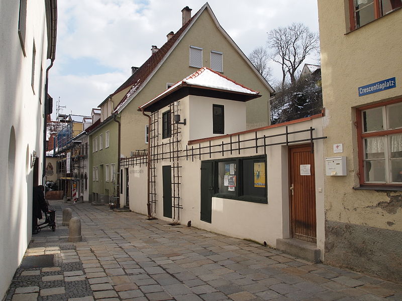 File:Kaufbeuren, Crescentiaplatz Richtung Am Breiten Bach.JPG