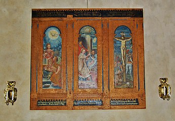 Altarskåp från 1600-talet med motiv: Bebådelsen, Födelsen och Korsfästelsen