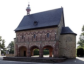 Надвратная капелла Лоршского аббатства (начало X века)