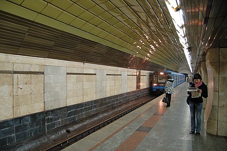 Metrojuna saapumassa asemalle