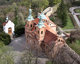 Kostel svatého Vavřince na Petříně, pohled z rozhledny cropped.jpg
