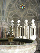 La fontaine, de style roman.