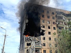 Разрушенный ракетным ударом подъезд девятиэтажного жилого дома