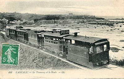 Carte postale ancienne montrant un tramway en bord de mer