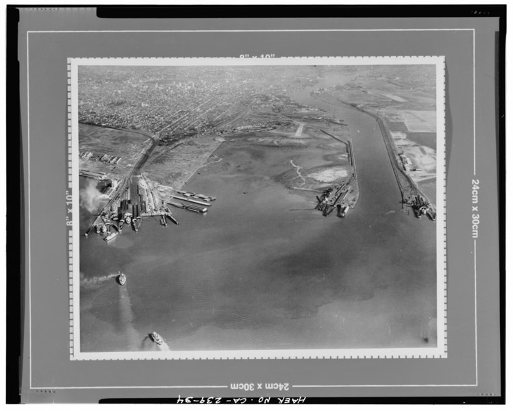 File:LOW OBLIQUE AERIAL VIEW LOOKING EAST OVER THE FUTURE SITE OF THE NAVAL SUPPLY CENTER TO DOWNTOWN OAKLAND. THE FEDERAL CHANNEL IS AT THE RIGHT. No date, probably mid 1930's. Clyde HAER CAL,1-OAK,28-34.tif