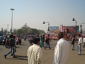 Jalan utama L B nagar yang sibuk.