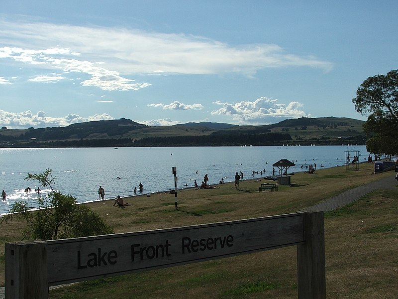 File:Lake Taupo - panoramio.jpg