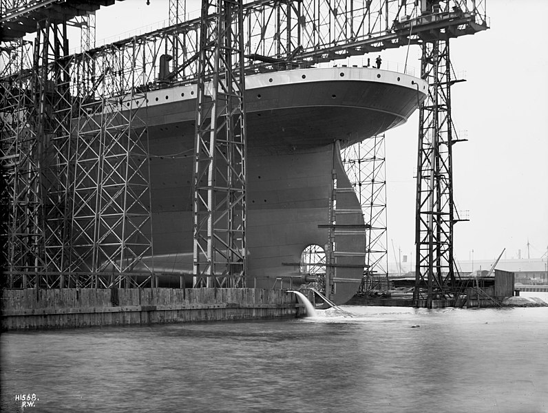 File:Launching of Titanic.jpg