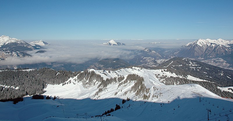 File:Le Môle in a sea of clouds, seen from Tête du Pré des Saix, Grand Massif.jpg