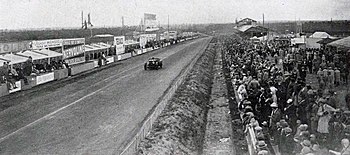 Bentley #10 on the main straight Les 24 Heures du Mans 1929 (Bentley de Dudley Benjafield et Andre d'Erlanger).jpg