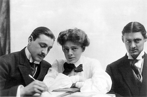 （左から右）1904年に姉のエセルと弟のライオネルと一緒にバリーモア。Wikipediaより