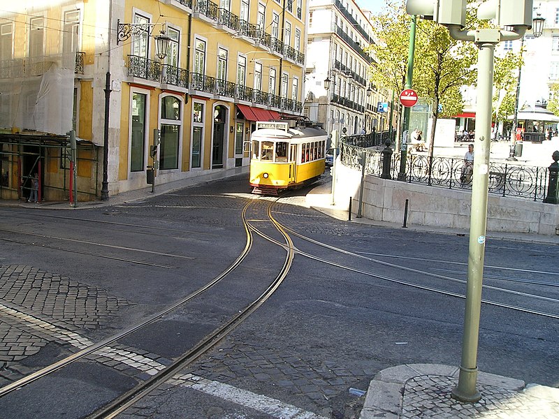 File:Lisboa - Praça Luís de Camões - Rua do Alecrim (25097006627).jpg