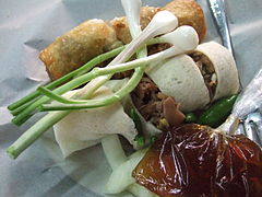 Loenpia Semarang with sauce.JPG