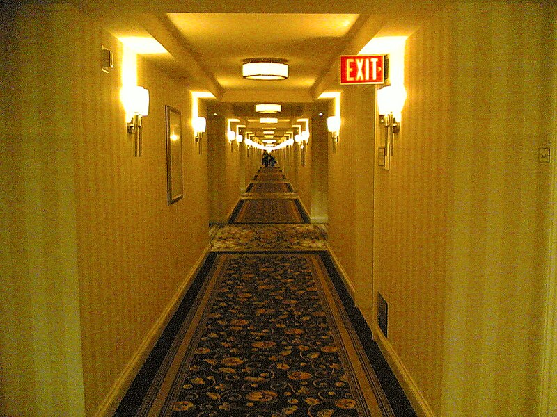 File:Long hallway at Bellagio.jpg