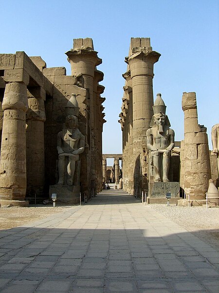 صورة:Louxor cour Ramses II.jpg