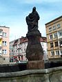 Polski: Pomnik w rynku we Lwówku Śląskim. Esperanto: La monumento en la urboplaco de Lwówek Ślaski.
