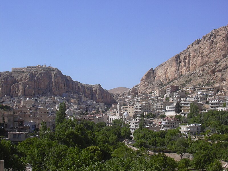 File:Maalula, Blick auf den Ort mit dem Kloster der Hl. Thekla (Deir Mar Takla) (24834198928).jpg