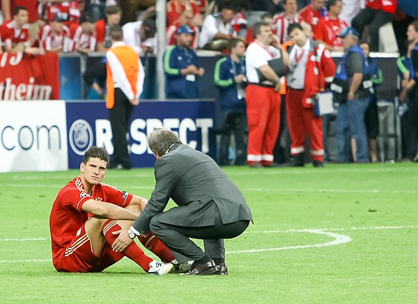 Jupp Heynckes (right) consoles Mario Gómez (left) after their defeat in the 2012 UEFA Champions League final at the Allianz Arena