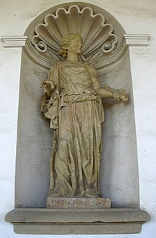 Socha Melpomené v kolonádě Květné zahrady v Kroměříži