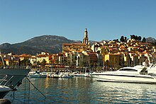 Ang dunggoanan sa Menton, kauban ang Basilica sa Saint-Michel-Ochchange nga sobra, gitan-aw gikan sa Quai Napoléon III