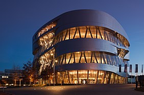 English: Mercedes-Benz Museum in Stuttgart, Germany, during blue hour. Deutsch: Mercedes-Benz Museum in Stuttgart zur blauen Stunde.