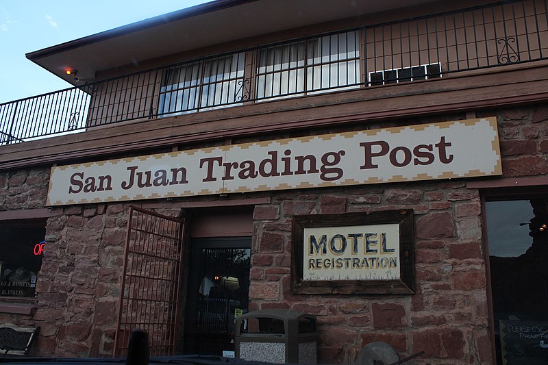 File:Mexican Hat, Utah, USA (San Juan Inn) - panoramio.jpg