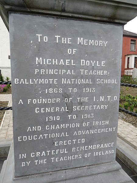 File:Michael Doyle (1846-1928) - inscríbhinn ar dealbh taobh amuigh de Baile an Mhóta (1981).jpg