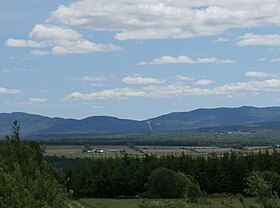 Vista de la Montagne des Lignes desde la Ruta 212 cerca del pueblo de La Patrie.