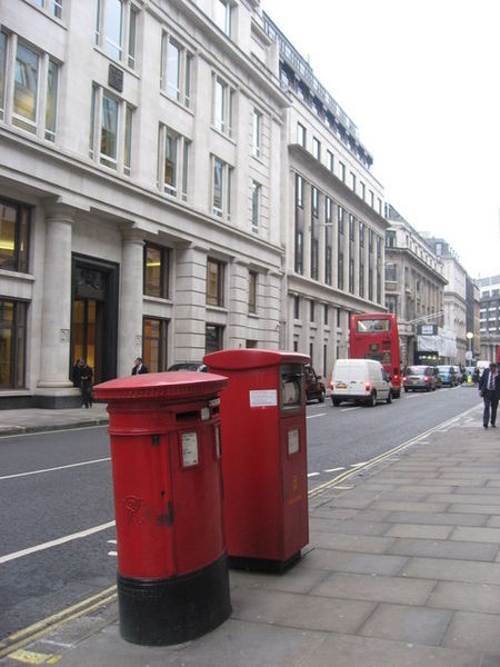 File:Moorgate, EC2 - geograph.org.uk - 1104218.jpg