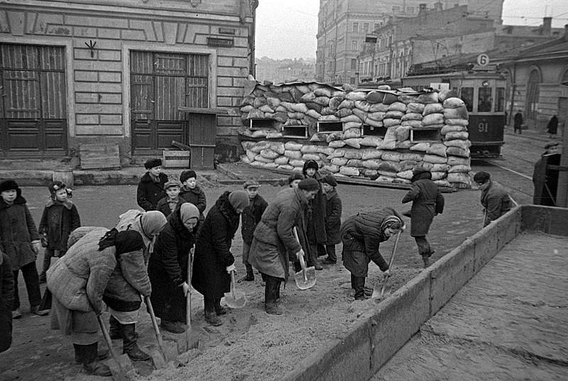 File:Moscow-civil-defense-barricade-construction-1941-001.jpg