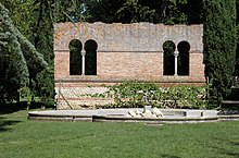 Remains of a Romanesque brick wall in the Jardin des Plantes Mur roman.jpg