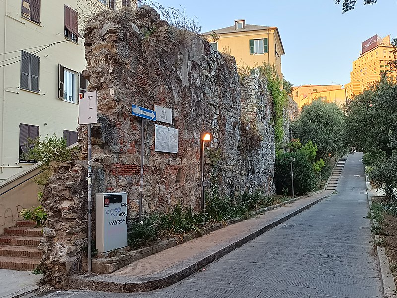 File:Mura del Barbarossa Genova 85.jpg