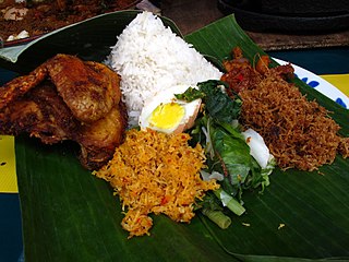 Nasi ambeng Indonesian dish
