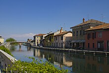 File:Naviglio_Grande_a_Gaggiano_2.jpg