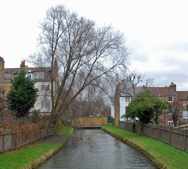 The New River passing between the houses of the Harringay Ladder