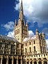 Norwich Kathedrale, Turm und Süd Querschiff.jpg