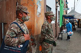Miembros del Ejército del Perú respaldan a las brigadas del Ministerio de Salud durante la Operación Tayta en Barrios Altos, Lima Metropolitana.