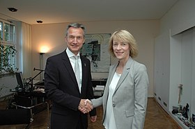 Oberbürgermeister Frank Baranowski und Karin Welge, Beigeordnete für Arbeit und Soziales, Gesundheit und Verbraucherschutz (5785201609).jpg