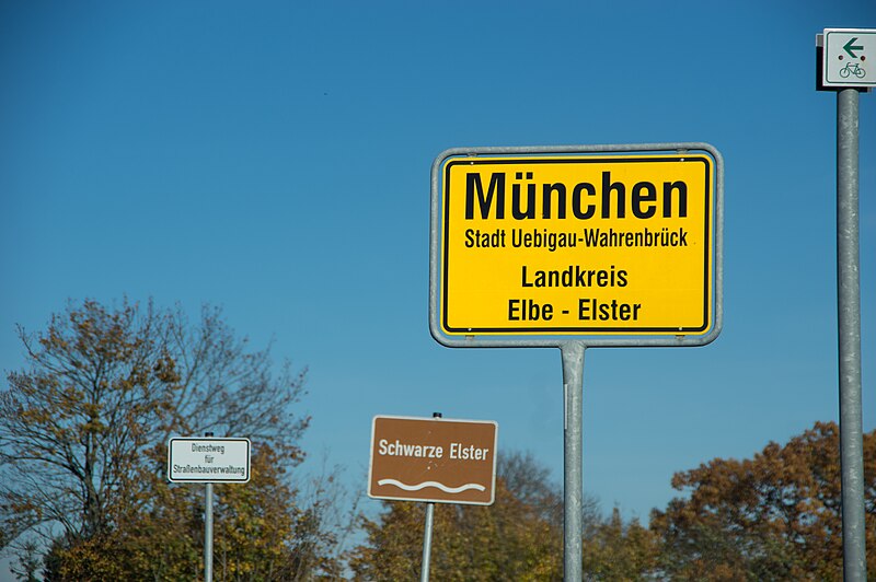 File:Ortsschild München Uebigau-Wahrenbrück.jpg